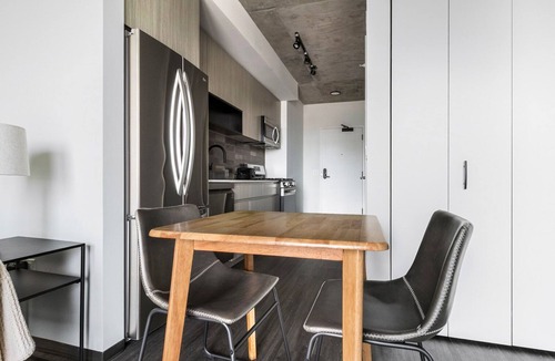 Near West Side Apartment | Blueground | West Loop, pool, nr Skinner Park