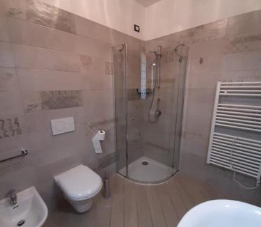 Magugnago House | BMP APARTMENT DELUXE 2 JACUZZI RISCALDATA PRIVATA vista Lago di Garda