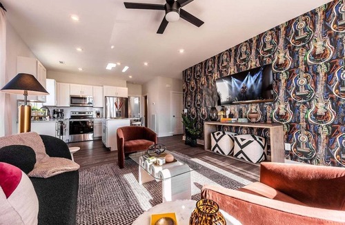 Whitebridge House | Bohemian Binary 232-234–Mins to Midtown–Sleeps 16