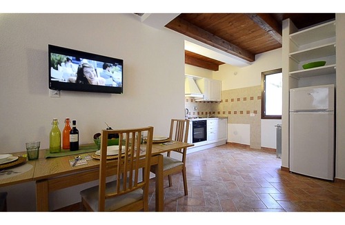 Tresana House | Borgo Di Tresana can accommodate 10 people, free Wi-Fi, private garden