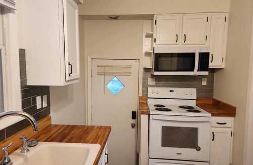 Greater South Side House | Boulder Bungalow - Fully Furnished - 7 minutes to Downtown Des Moines
