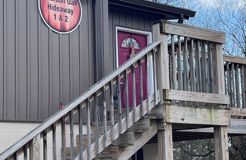 Bardstown Apartment | Bourbon Oak Hideaway 2 offers a 2 bed 2.5 bath apartment in historic Bardstown.