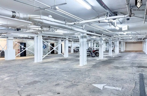Downtown Memphis Apartment | BRAND NEW Modern Spacious Loft in Downtown with free parking