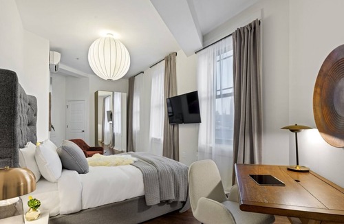 Downtown Baltimore Hotel | Brexton Hotel | Bright & Beautiful Studio
