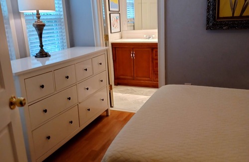 Sewickley Cottage | Bright and Beautiful One Bedroom Cottage