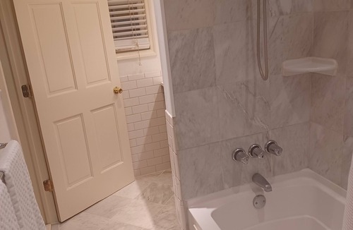 Sewickley Cottage | Bright and Beautiful One Bedroom Cottage