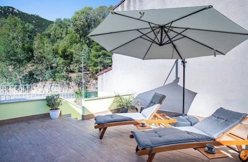 Guspini House | Bright and comfortable room with private bathroom