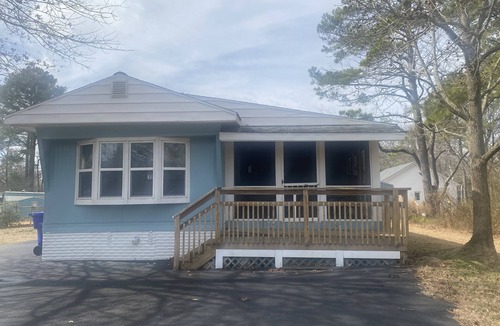 Clarksville Cottage | Bright & Beachy 3 Bedroom Home in Quiet Beach Town, sleeps 10+