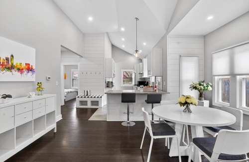 Meridian-Kessler House | Bright Bungalow in Prime Location Meridian Kessler