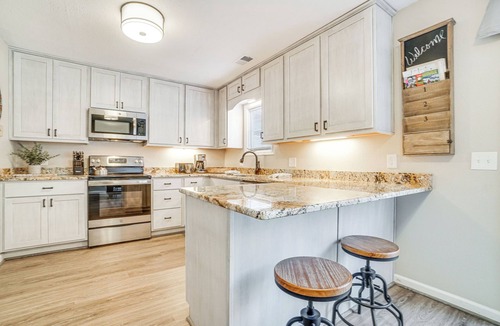 Helen Apartment | Bright Helen Cottage: Walk to Town!