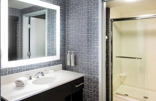 Canonsburg Hotel | Bright & Modern Two-Queen Studio Trio – Great for Family or Work Trips