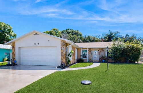 Vero Beach South House | Bright Single‑Level Coastal Stay with Glass Sunroom & Prime Beachside Location! ☀️