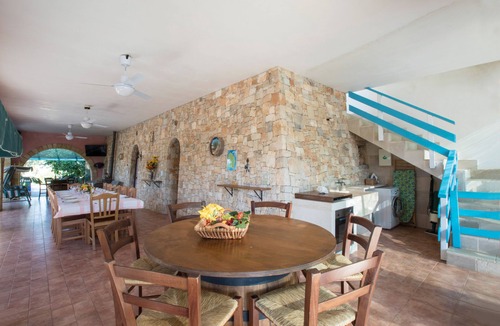 Torre Suda Villa | Bright villa with swimming pool surrounded by greenery near the sea