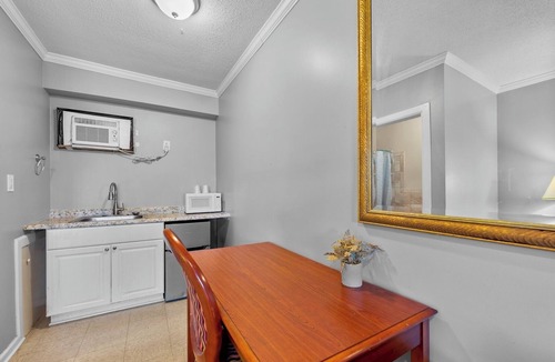 Riverview Apartment | Brownstown MI 1BR Apt w/Sofa Bed and Bathtub