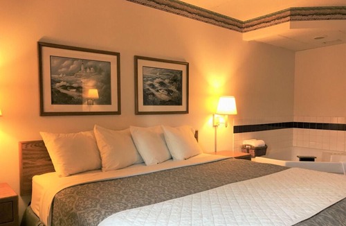 Thorp House | Budget-Friendly Getaway, Free Breakfast & Free Parking, Steps to Conway Park