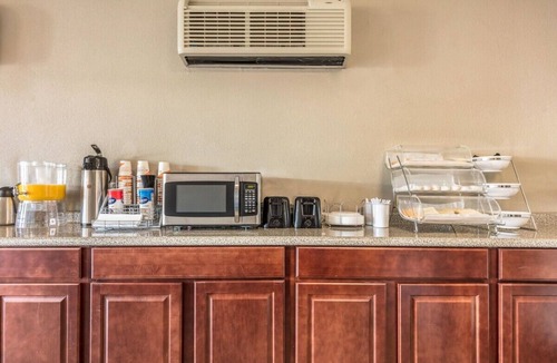 West Memphis Hotel | Budget-Friendly Room with All You Need for a Comfy Memphis Visit | Free Parking