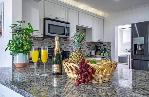 Jupiter House | Bungalow! Hot TUB! Games! 10 min to Beach!