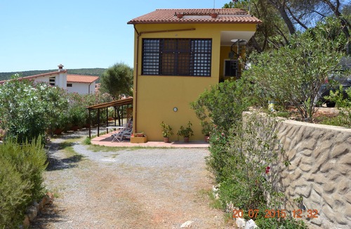 Maladroscia House | But Two-room apartment on the beach 20 meters from the sea IUN P5027.