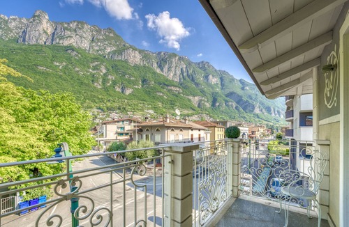 Darfo Boario Terme House | Camelia - Single Room with Balcony in Art Nouveau Villa