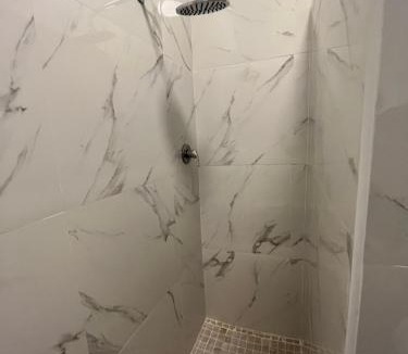 Cislago Apartment | Camera con bagno Mirjana