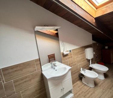 Cislago Apartment | Camera con bagno Mirjana