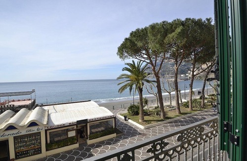 Maiori Apartment | Casa Arpeggio: An elegant and welcoming apartment located in the center of Maiori and a few meters from the sea.