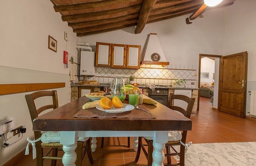 Peccioli House | Casa Canarino A: A graceful apartment surrounded by meadows and by green hills.