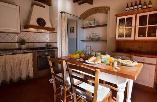 Peccioli House | Casa Canarino D: A characteristic apartment surrounded by meadows and by green hills.
