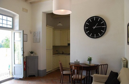 Castelfiorentino House | Casa Cassiodoro F: A graceful apartment surrounded by vineyards and olive groves, with Free WI-FI.