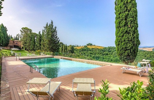Asciano House | Casa Giobatta S: A characteristic and welcoming apartment that is part of an ancient country house surrounded by the greenery, with Free WI-FI.
