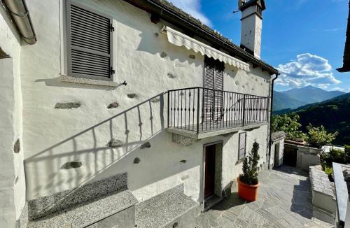Re House | Casa indipendente con camino e mansarda.