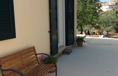 Santa Ninfa House | Casa Lorenza, a country house surrounded by greenery.