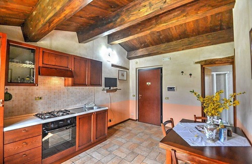 Sarnano House | Casa Noriana A: A characteristic and welcoming apartment situated in a quiet location, surrounded by a wonderful garden, with Free WI-FI.