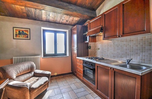 Sarnano House | Casa Noriana A: A characteristic and welcoming apartment situated in a quiet location, surrounded by a wonderful garden, with Free WI-FI.