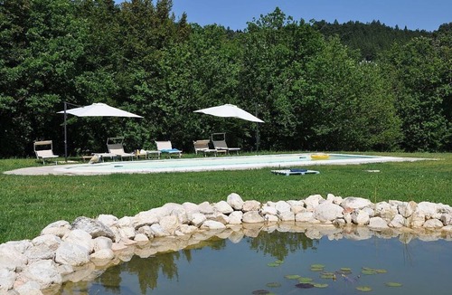 Sarnano House | Casa Noriana F: A characteristic and welcoming apartment situated in a quiet location, surrounded by a wonderful garden, with Free WI-FI.