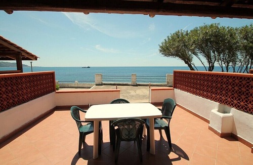 Montecorice House | Casa Panna B: A cheerful apartment that is part of a small villa located right on the beach, with Free WI-FI.