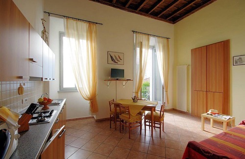 Azzano House | Casa Panorama Cinque: A bright and cheerful apartment situated at a short distance from the shores of Lake Como, with Free WI-FI.