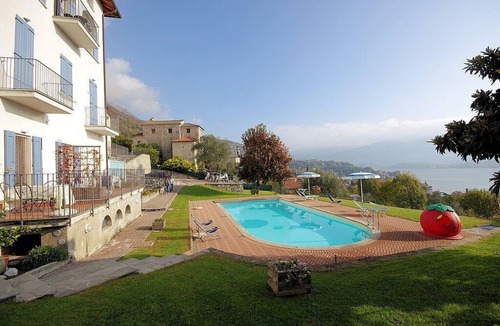 Azzano House | Casa Panorama Cinque: A bright and cheerful apartment situated at a short distance from the shores of Lake Como, with Free WI-FI.