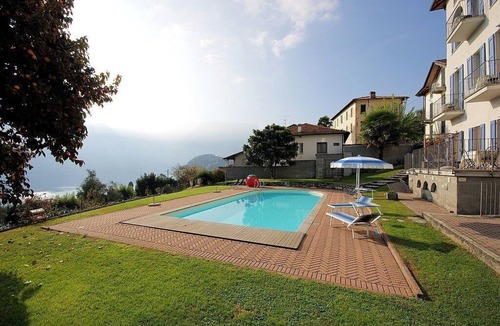 Azzano House | Casa Panorama Quattro: A bright and cheerful apartment situated at a short distance from the shores of Lake Como, with Free WI-FI.