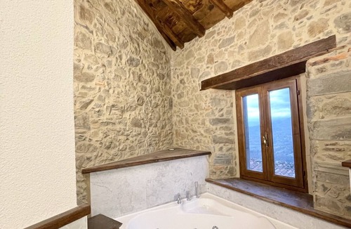 Pieve Fosciana Villa | Casa Sillico Quadruple Room with Jacuzzi