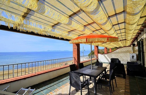 Castellabate House | Casa Terry B: A graceful apartment located right on the beach, with Free WI-FI.