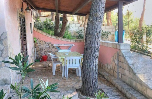 Defensola House | Casa Vea D: A welcoming cottage situated at a short distance from the beach, with Free WI-FI.