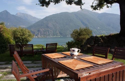 Santa Maria - Rezzonico House | Castel Cottage - Rezzonico, San Siro by LoveComo