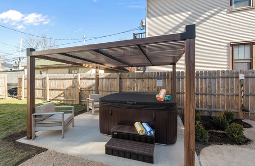 Milwaukee House | Central location, newly remodeled, Backyard, Firepit, Hot Tub, A/C, Pet-Friendly
