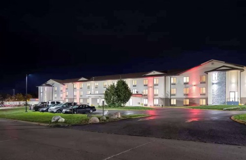 Lovington Hotel | Centrally Located Stay Right off I-35 | Budget-friendly Hotel Room