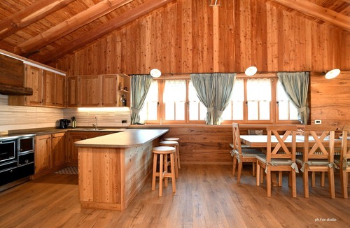 Porte di Rendena Ski Chalet | Chalet 'Maciana' with Mountain View, Private Garden and Wi-Fi