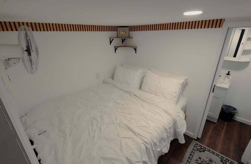 Arlington Cottage | Charming 1-bedroom queen bed cottage in tranquil Jacksonville with AC