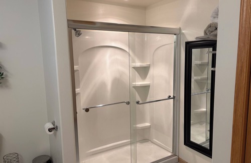 Burbank House | Charming 1 king suit with WiFi, AC