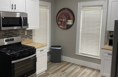 Ashtabula Apartment | Charming 2-bedroom apartment with AC, WiFi, in The Historic Ashtabula Harbor