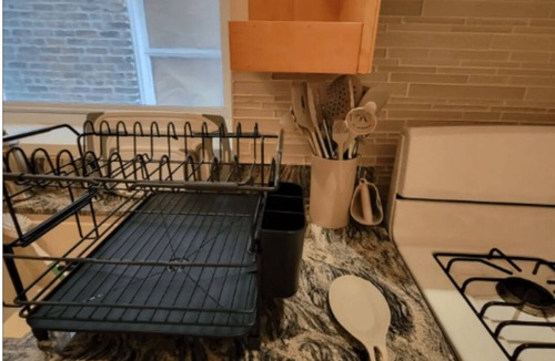 Oak Park Apartment | Charming 2-bedroom apartment with AC, WiFi in delightful Oak Park